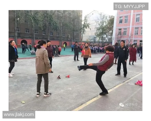 当足球明星挑战传统游戏踢毽子展现别样风采与乐趣