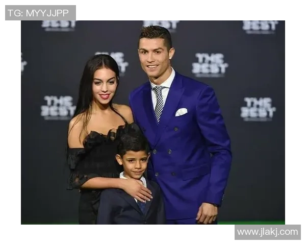 足球明星与最美女友的浪漫故事揭示他们背后的爱情与支持