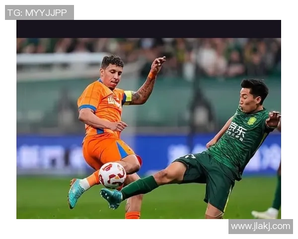 最近比赛中表现突出的足球明星们的精彩瞬间与赛场魅力分析