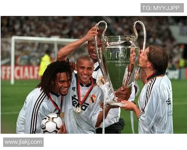 剃光头模仿足球明星的趣味挑战与风格变换体验